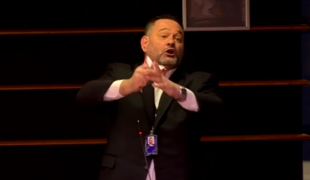 Grčki poslanik pocepao zastavu NATO zemlje, stigla brutalna pretnja: Polomićemo im ruke! (VIDEO)