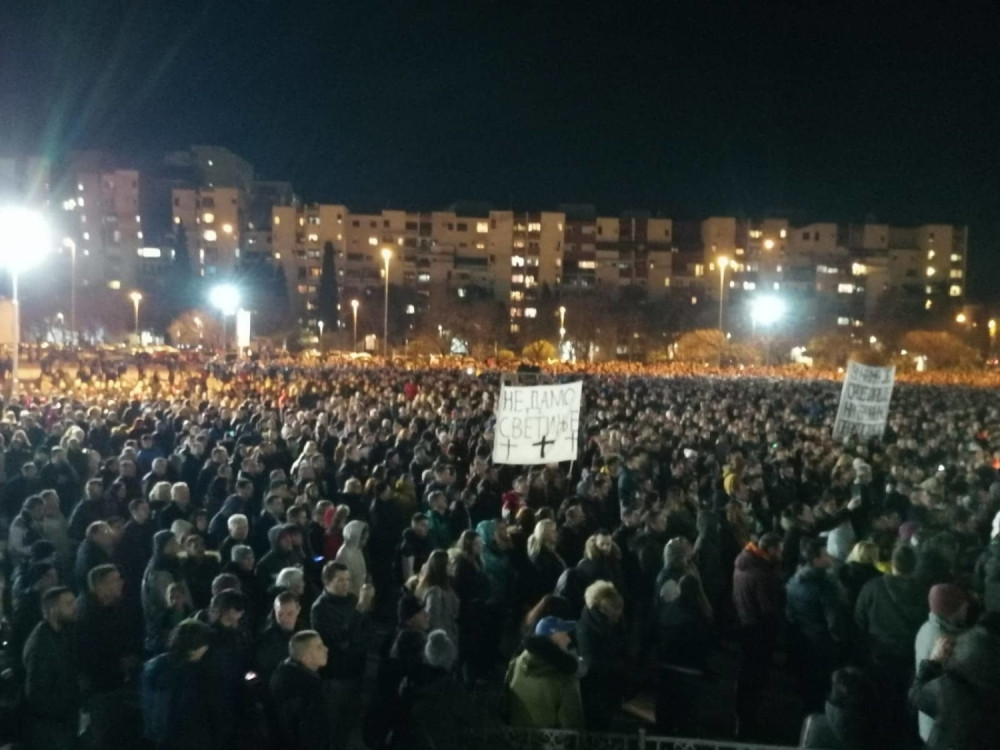 Oni su: "Poluartikulisani čopor, humanoidna vrsta, pijanci, hipsteri, mimovci..."