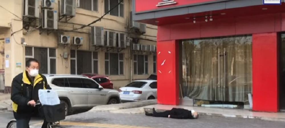 Čovek leži mrtav na ulici, niko ne sme da mu priđe (VIDEO)