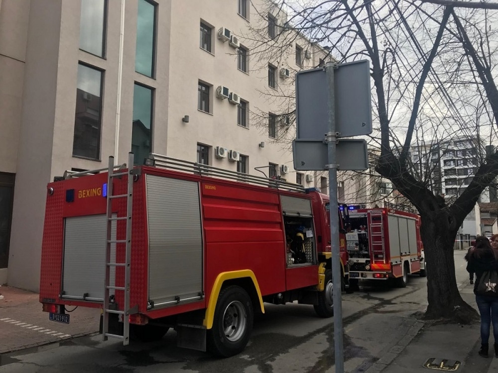 Deca se gušila u dimu, u poslednjem trenutku izleteli napolje (FOTO/VIDEO)