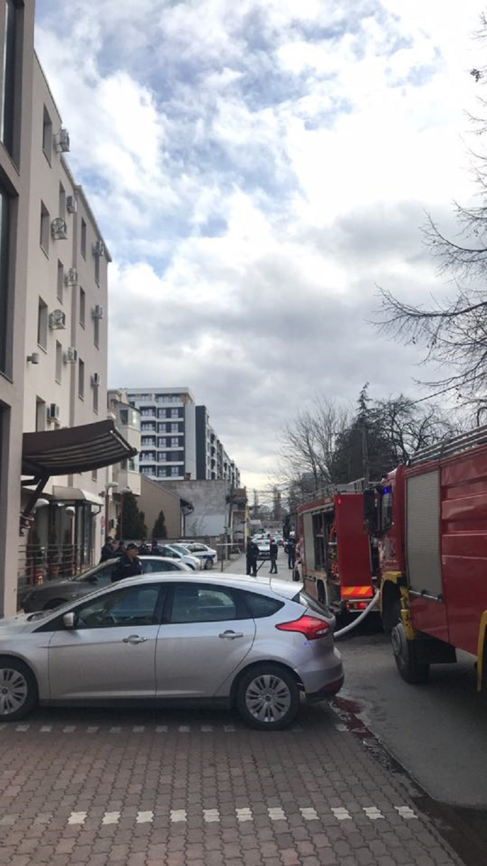 Tri automobila izgorela u požaru