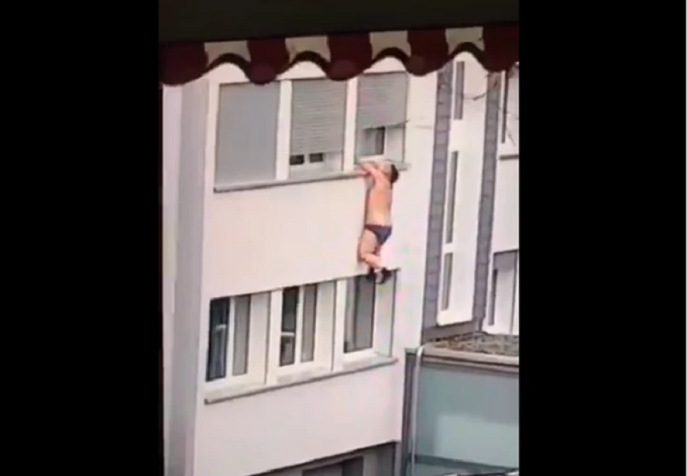 Pokušao da pobegne kroz prozor, uhvatio se za sims, a onda je pao!