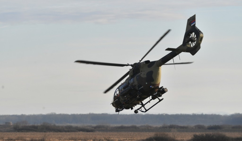 Helikopter prinudno sleteo kod Jakova!