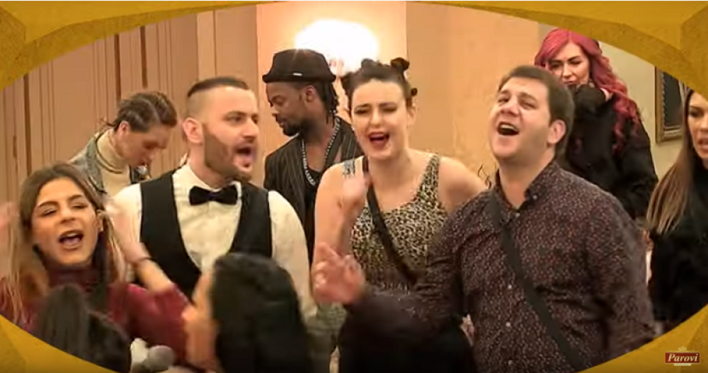 Mladoženja ne želi da se ženi, zaključao se u toalet, Milojko i Ivan bi da razvaljuju vrata? (FOTO)