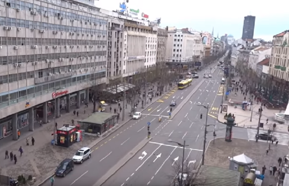 Vatrogasci i hitna pomoć na ulazu u pozorište