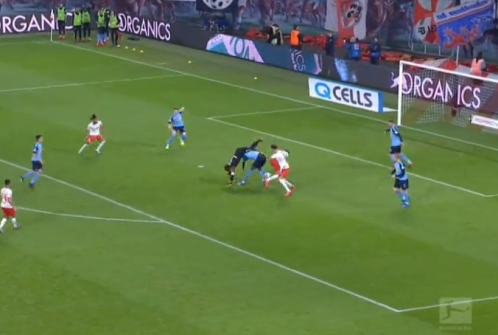 Švajcarski golman ispao klovn, a najveći pobednik je Bajern - koji nije ni igrao ovaj meč (VIDEO)