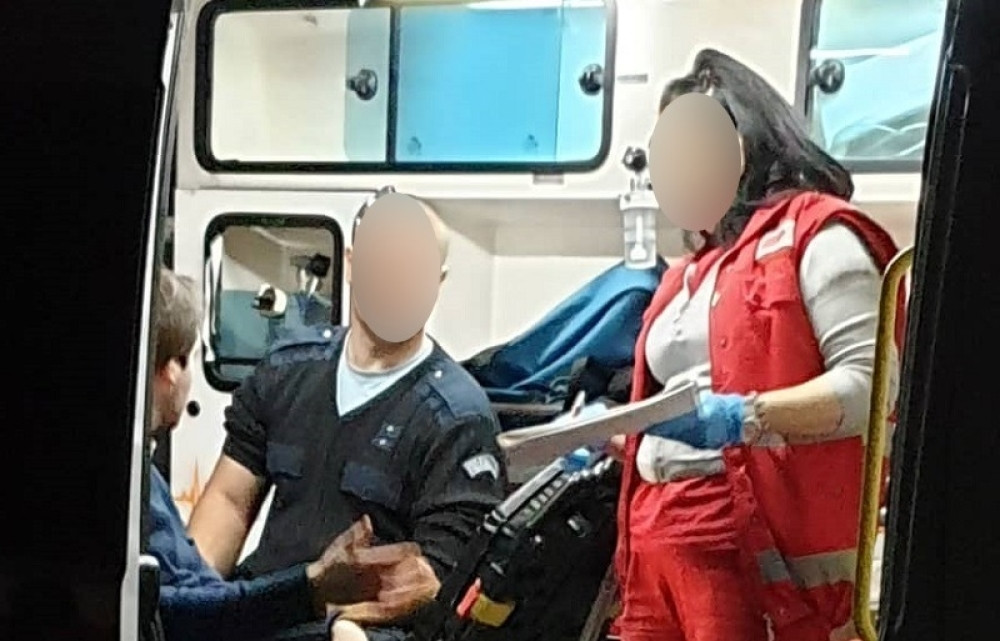 Od siline udarca, policajac je izleteo iz automobila, a punto sleteo sa puta! (FOTO)