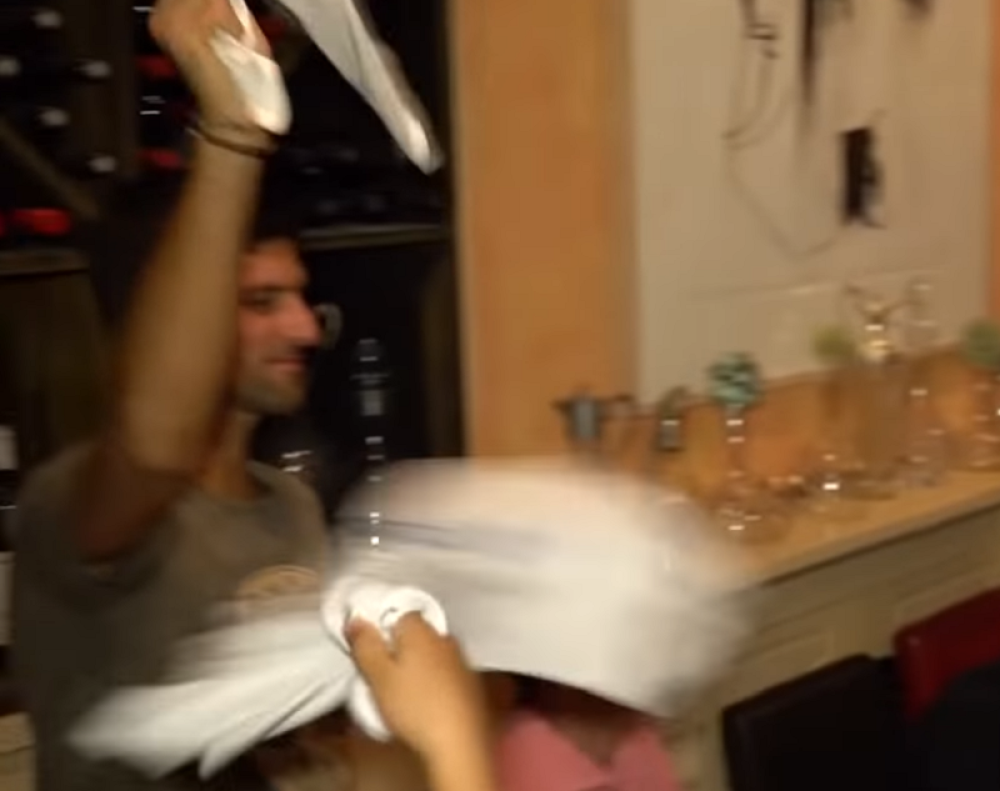 Novakovo lumpovanje u kafani u Melburnu! Truba, srpske pesme i opšta ludnica - legendarno (VIDEO)