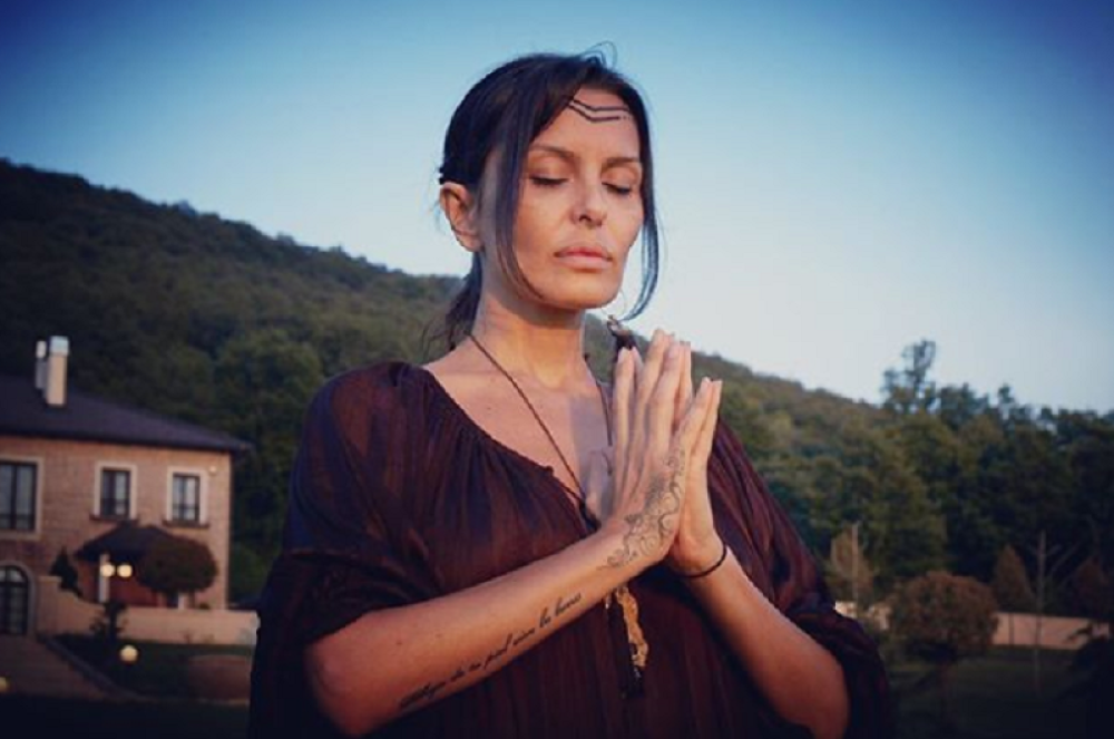 Elena Karić ŠOKIRALA Srbiju: Pokazala ritual koji izvodi u svom dvorištu, pa onda uradila OVO!