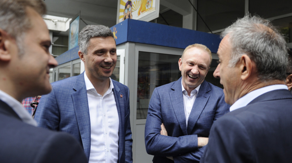 Ljudi umiru, narod poštuje državu, država se krvavo bori, a Boško Obradović juri fotelju