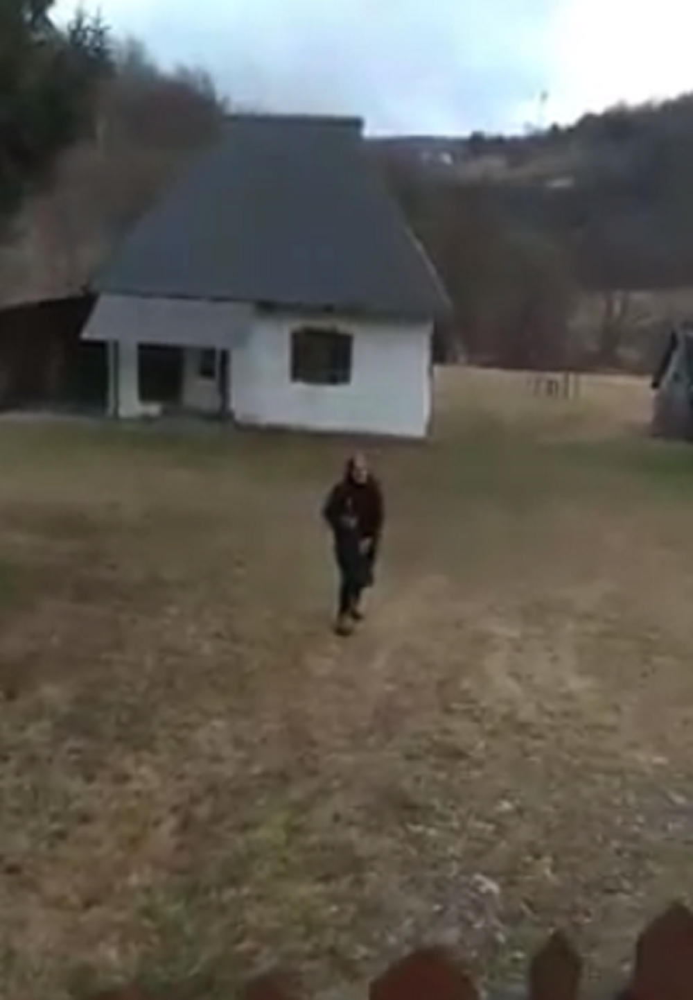 "Stara majko, živa bila!" Baka sa flašom rakije izašla da pozdravi litiju (VIDEO)