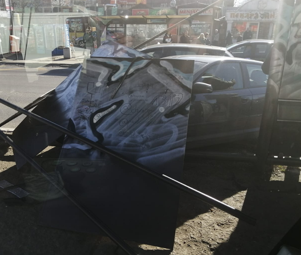 Automobil se zakucao u autobusko stajalište, sve uništeno (FOTO)