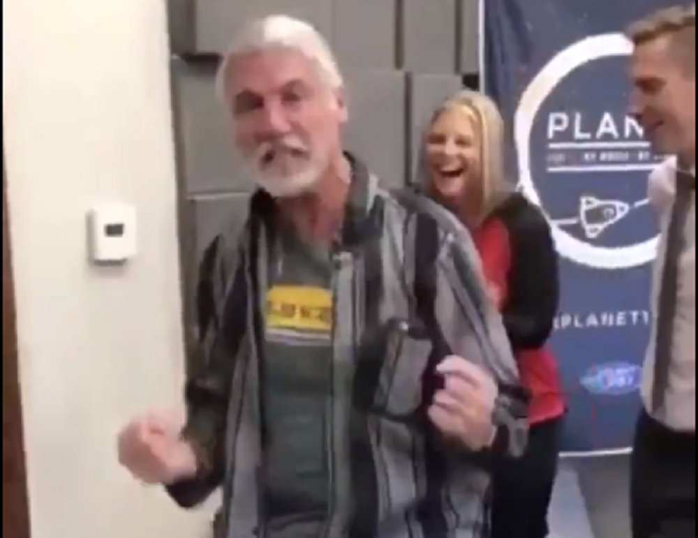 Žene mogu da urade, a muškarci ne! Snimak koji kruži društvenim mrežama uzdrmao internet (VIDEO)