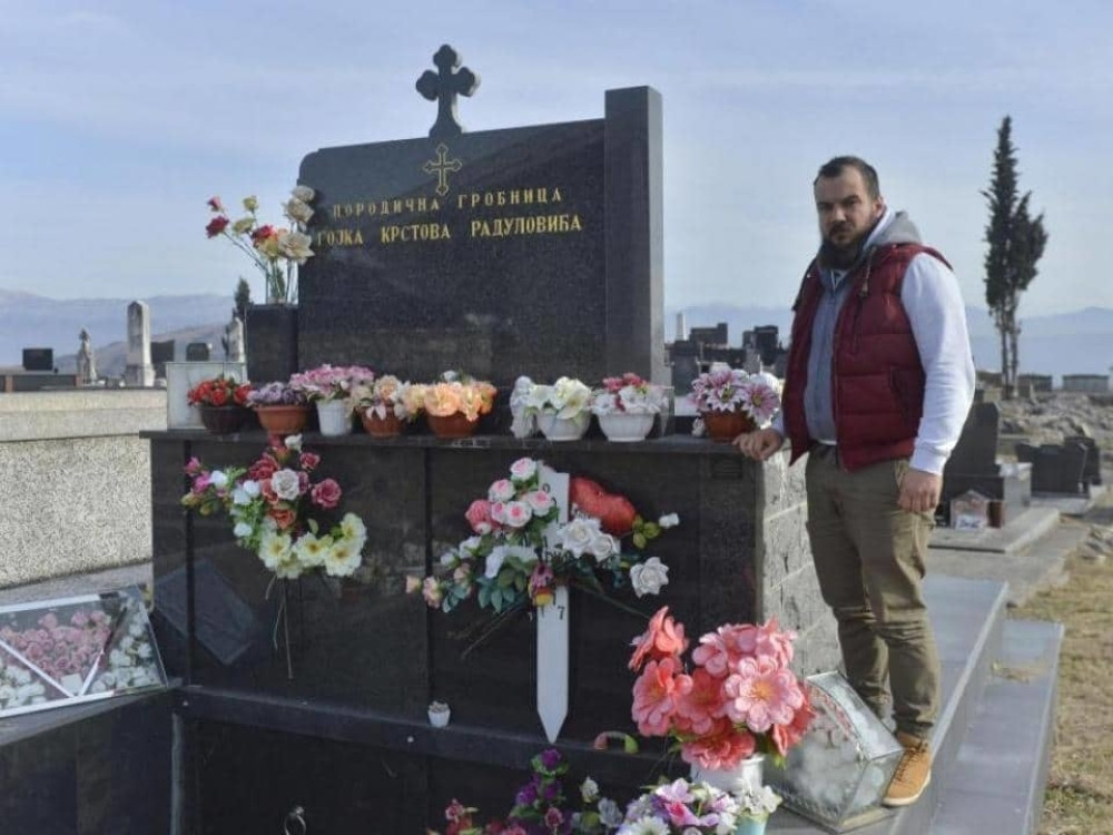 Tek rođena beba im preminula posle 2 meseca, a zbog jednog crnogorskog običaja nemaju gde da je sahrane