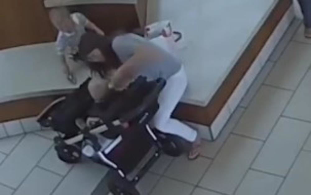 Primetila da sa njenom bebom nešto nije u redu! Od ovoga su svi roditelji u strahu (VIDEO)