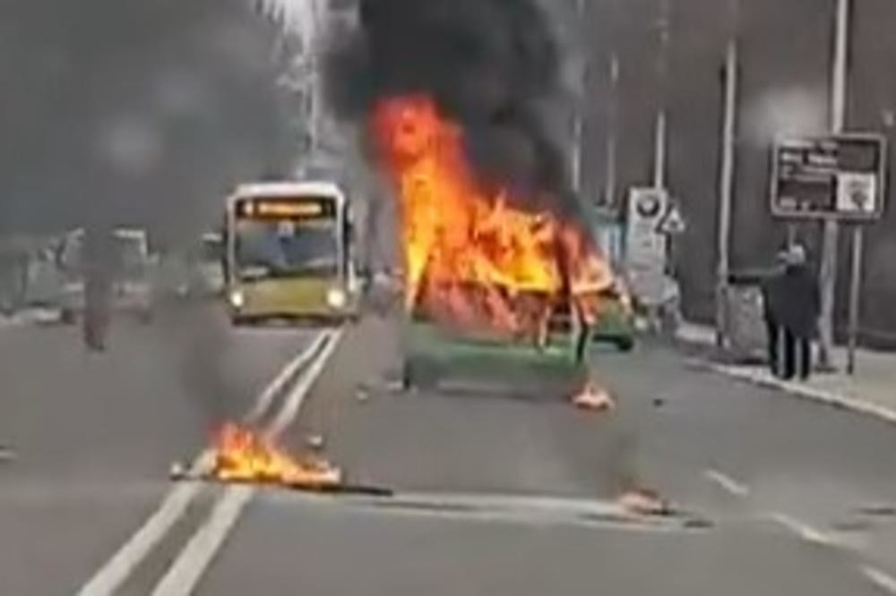 Automobil se zapalio u pokretu (VIDEO)