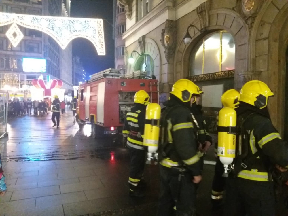 Gori stan u Knez Mihailovoj (FOTO/VIDEO SA LICA MESTA)