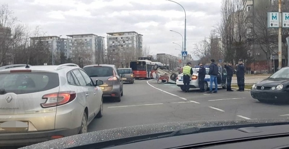 Prevrnut automobil nasred ulice, nije poznato da li ima povređenih (VIDEO)