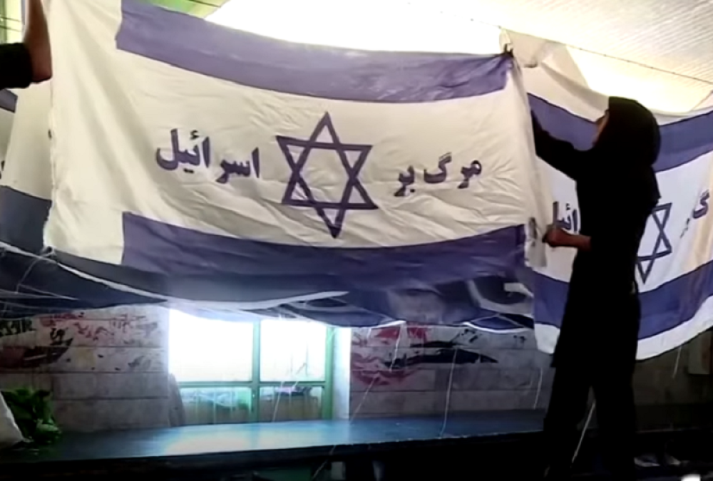 Fabrika šije američke i izraelske zastave, potražnja planula, svi hoće da ih kupe u Teheranu! (VIDEO)