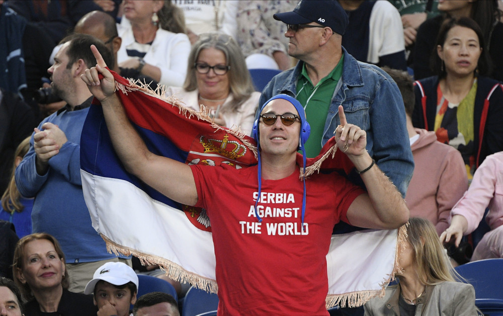 Promenio je nekoliko kombinacija tokom Đokovićevog meča, a mnogi ne znaju da je u pitanju srpski glumac! (FOTO)