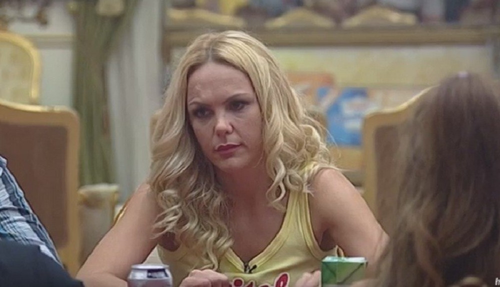 Deportovana Slađa Petrušić: Isplivala slika iz policijske "marice" (FOTO)