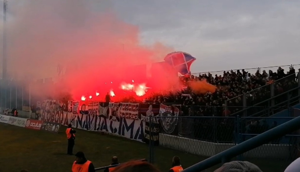 Navijači Hajduka ispred stadiona ostavili 12 panjeva! (FOTO)