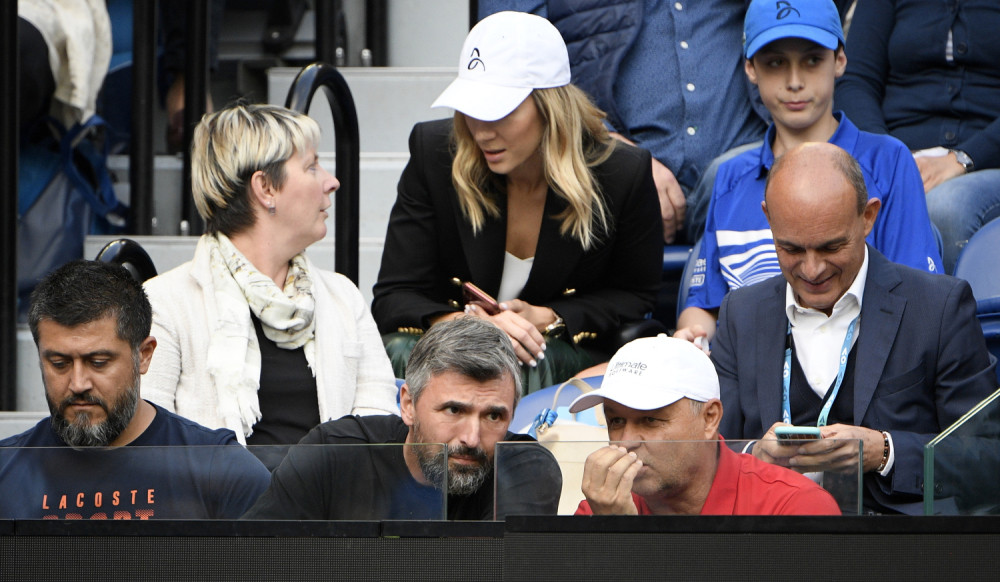 Svi se pitaju ko su atraktivna plavuša i klinac iz Đokovićevog boksa, postali su hit nakon burne proslave (FOTO)