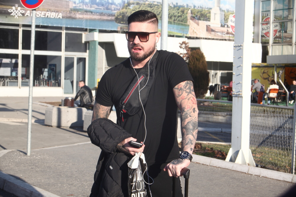 Mc Stojan pokazao čime dezinfikuje dušu! U jednoj ruci dezinfekciono sredstvo, u drugoj... (FOTO)