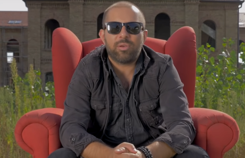 Nećete verovati čiji je ovo sin: Otac mu je jedan od najpoznatijih vokala na Balkanu, a on peva ubija! (FOTO/VIDEO)