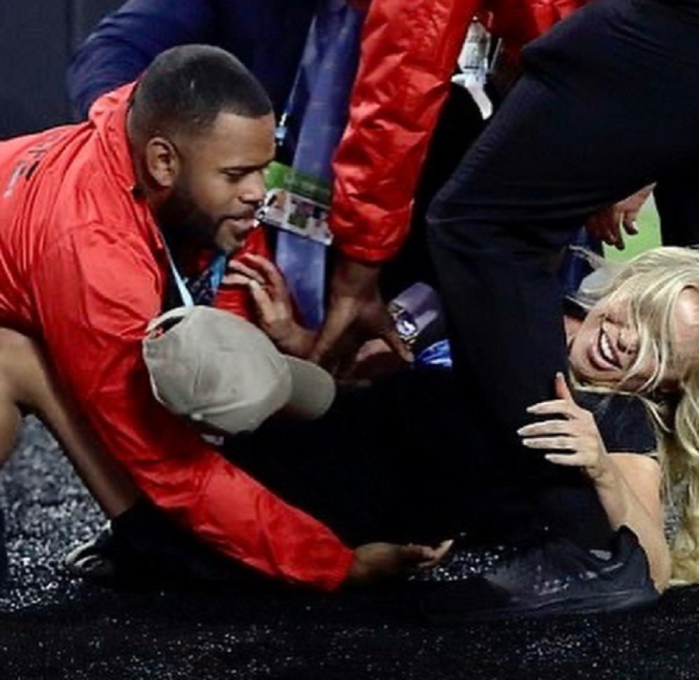 Naslednica Kinsi Volanski istrčala na teren najveće utakmice u Americi - obline atraktivne plavuše inače plene Instagramom (FOTO)