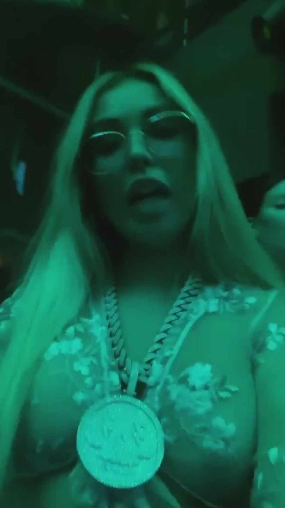 Rasna plavuša koja je upala na Super Boul partijala do jutra u provokativnom stajlingu (FOTO)