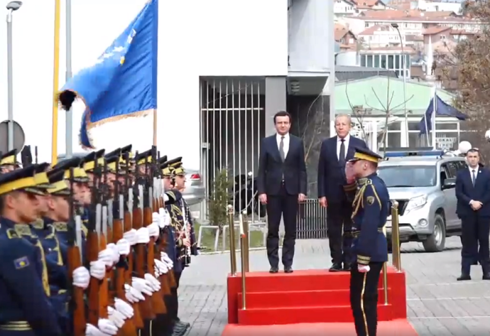 Ušao u zgradu vlade zajedno sa Pacolijem! Jedan detalj posebno upada u oči! (VIDEO)