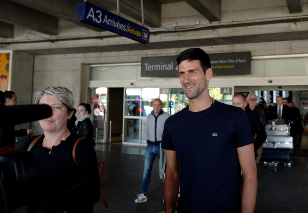 Đoković sleteo u Nicu pa ga novinari odmah napali, jedna dama koja je oplela po Englezima namamila osmeh Srbinu (FOTO)
