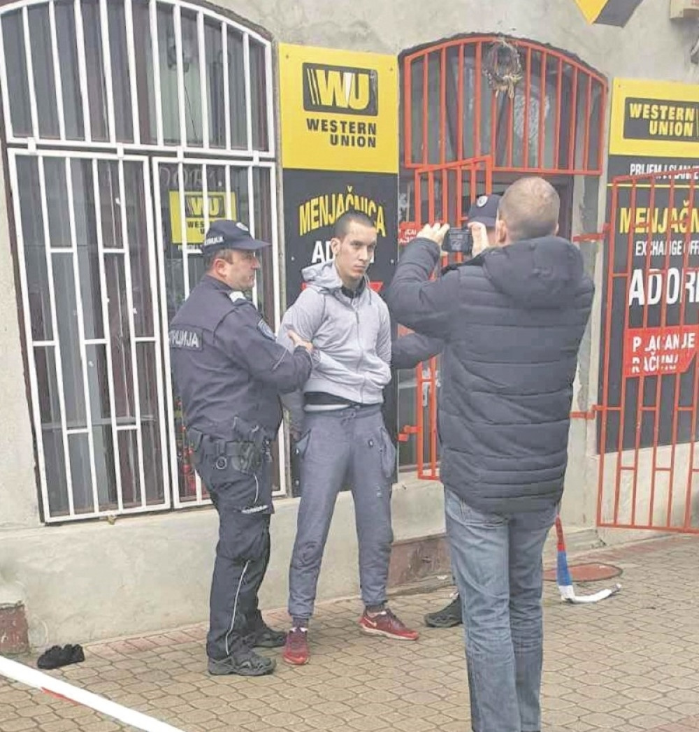 Mali Vulin naoružan pištoljem i čekićem uleteo u menjačnicu, razbio pult i uzeo pola miliona, a onda je stigla policija