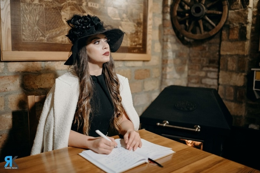 Mlada pevačica Emina Tufo izbacila je najavu za baladu "Roman" (VIDEO)