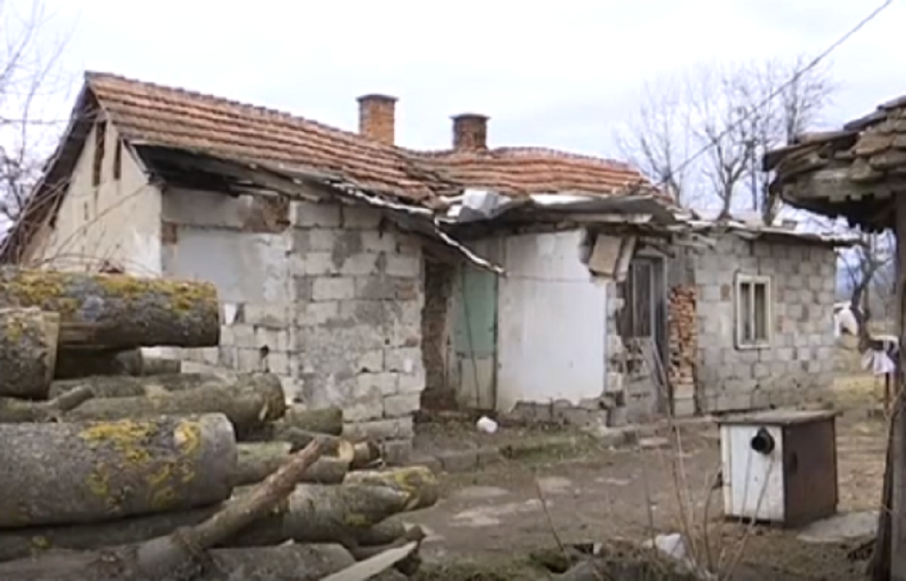 Otac i dva bolesna sina žive u krajnje nehumanim uslovima, sobu dele sa kozama! (FOTO)