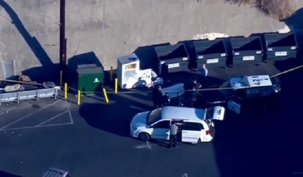 Policija pronašla beživotno telo u kanti za doniranje odeće (VIDEO)