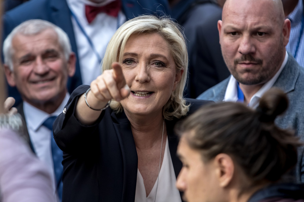 Marin le Pen:  Gušimo se u pandemiji bez maski i lekova
