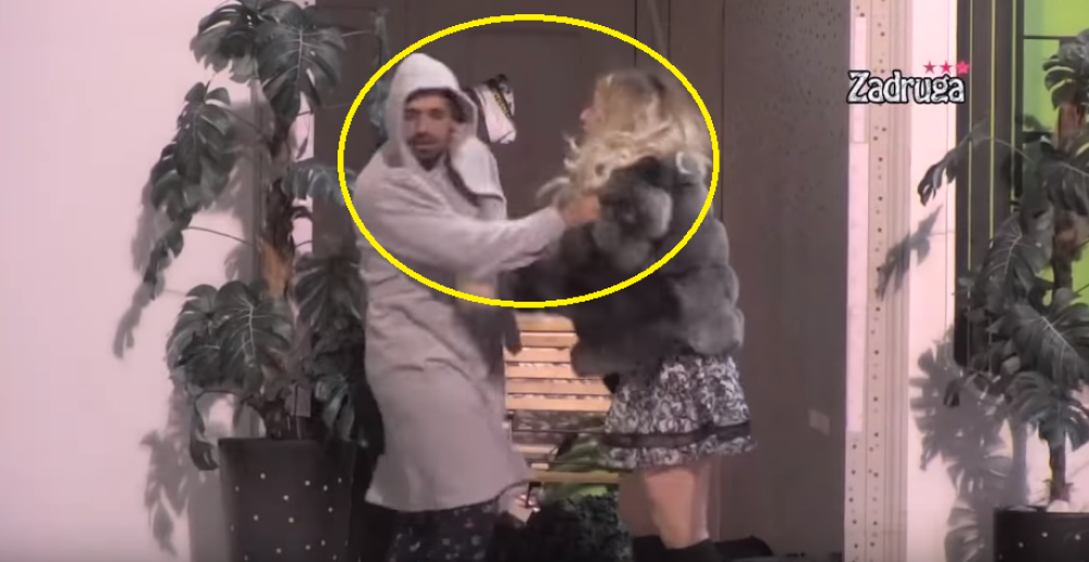 Pala šamarčina! Zaleteo se na nju, pa je ščepao za vrat, sledi diskvalifikacija?! (VIDEO)