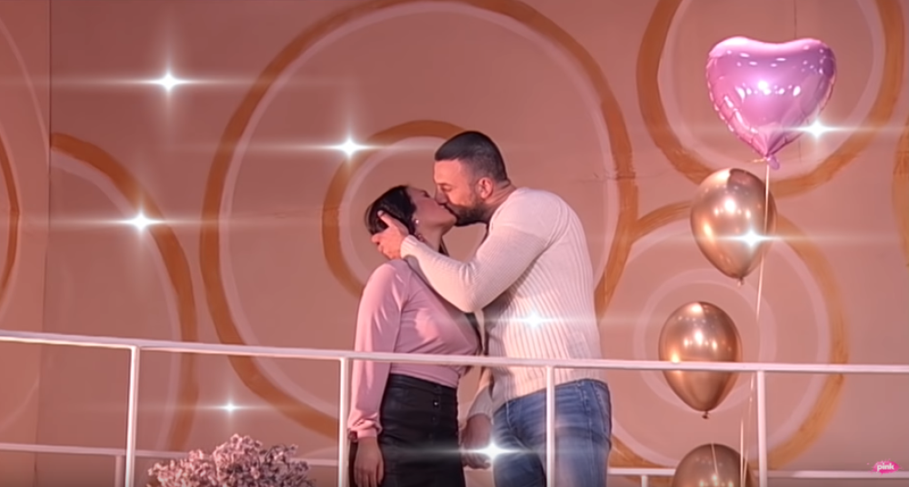 Devojka Vladimira Tomovića javno pred svima mu dala dozvolu da je vara!