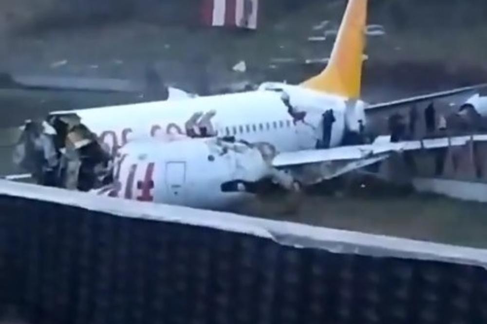 Putnički avion se raspao na delove i zapalio (VIDEO)