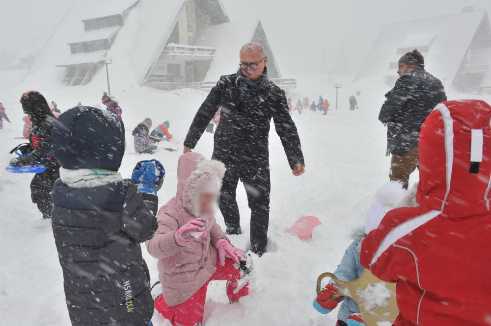 Vesić: Deca sa KiM zajedno sa decom iz Obrenovca na zimovanju na Tari