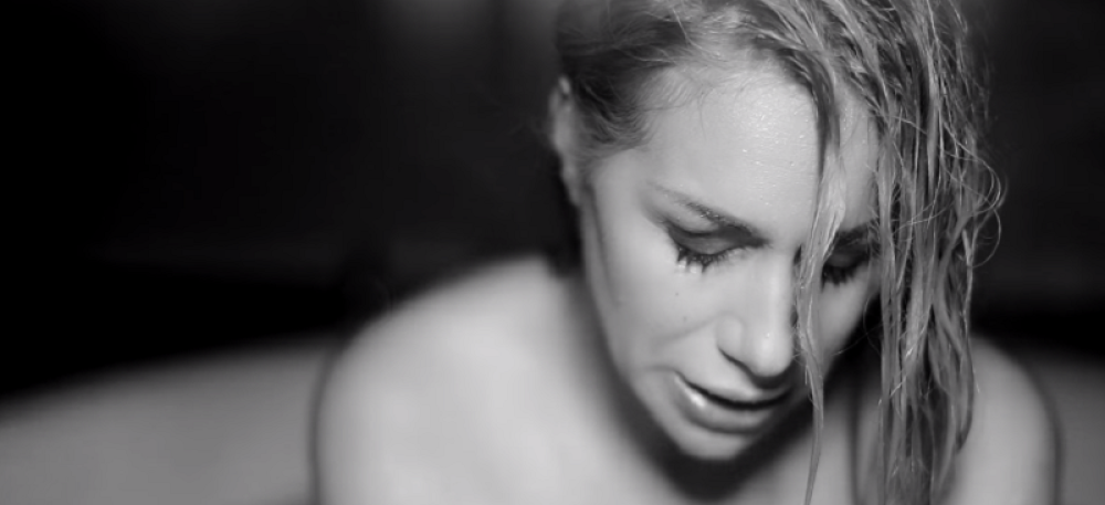 Sigurnosne kamere zabeležile nepoznato "biće" koje opseda kuću poznate pevačice (FOTO)