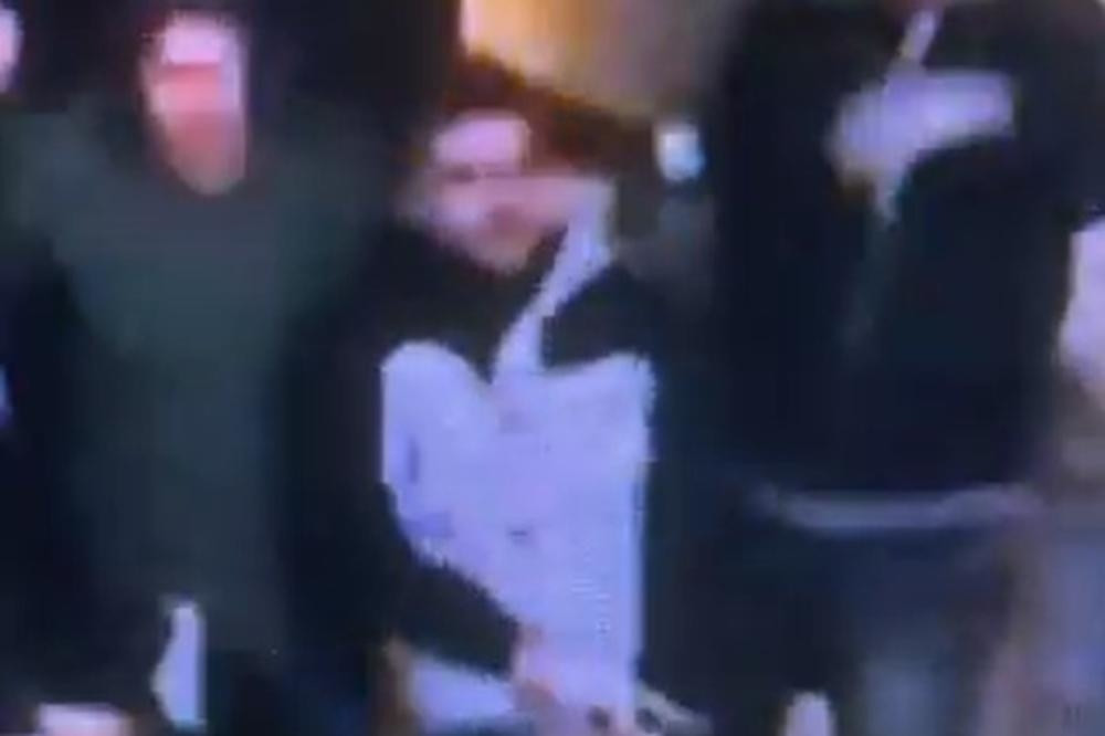 Jedan navijač preterao sa proslavom gola u Engleskoj (VIDEO)