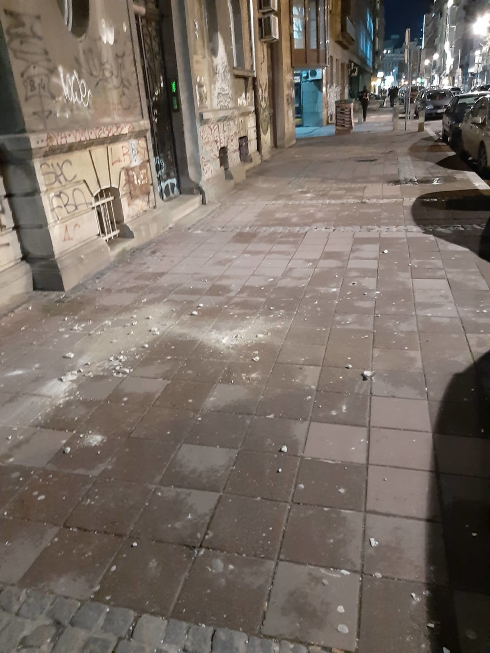 Vetar otkinuo delove fasade u centru Beograda! Nosi sve pred sobom! (FOTO)