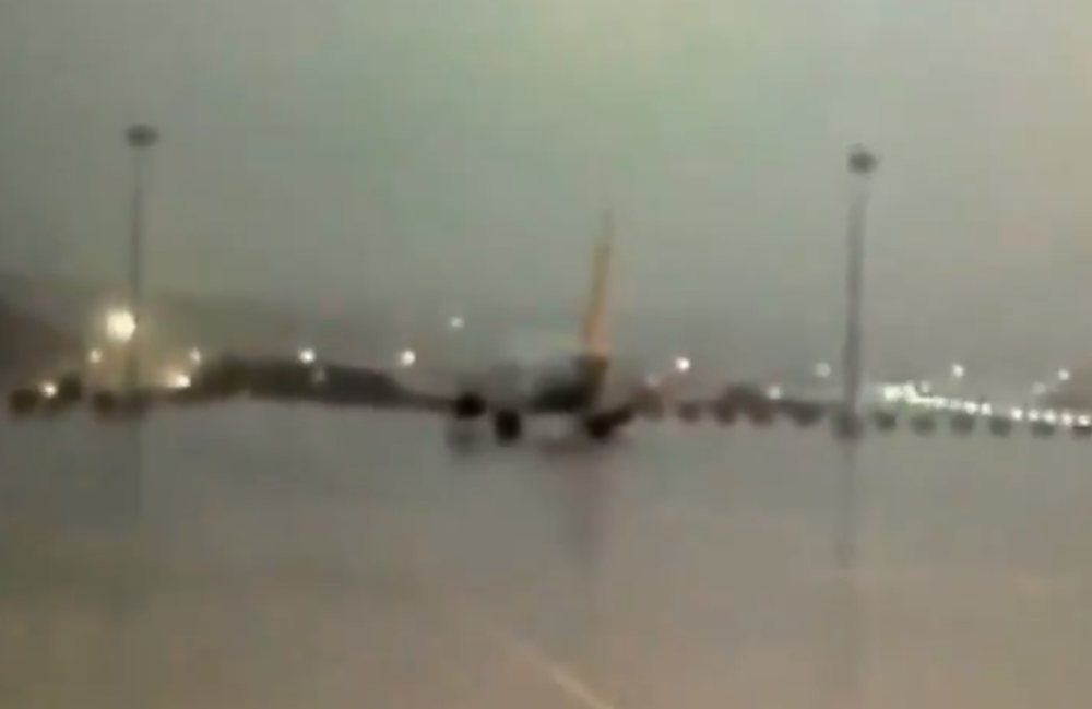 Avion sa američkim potpredsednikom aterirao posle direktnog udarca!