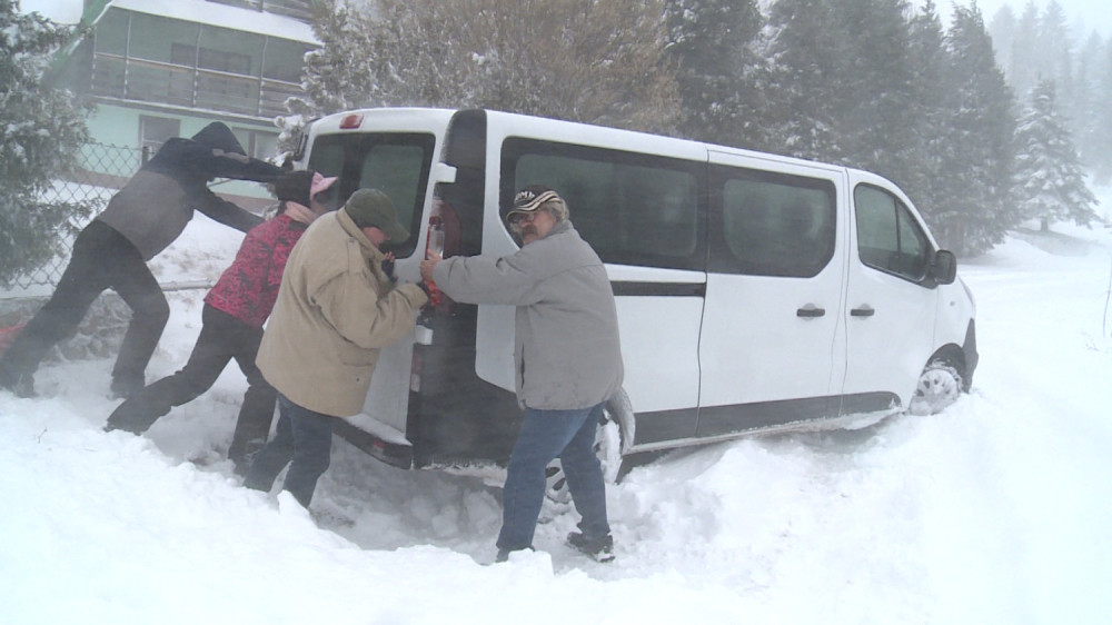 Palo 70 centimetara snega, ljudi ostali zavejani