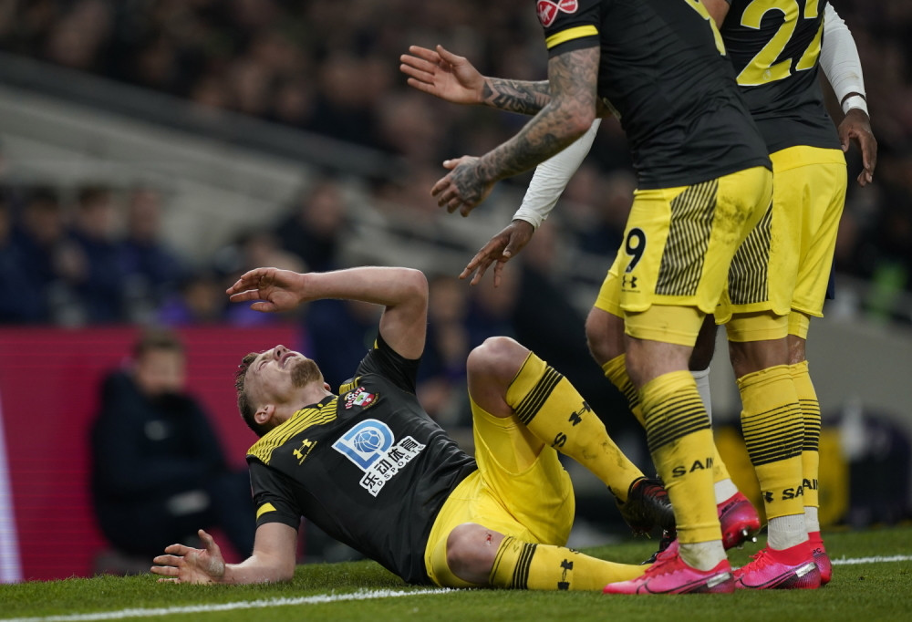 Stravična povreda engleskog fudbalera - koprcao se na terenu, dat mu kiseonik, igrači prebledeli (FOTO/VIDEO) (UZNEMIRUJUĆE)