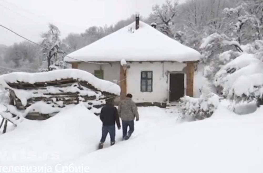 Na Vlasini od snega ne mogu ni vrata da otvore, nanosi dostižu visinu od dva metra (FOTO)