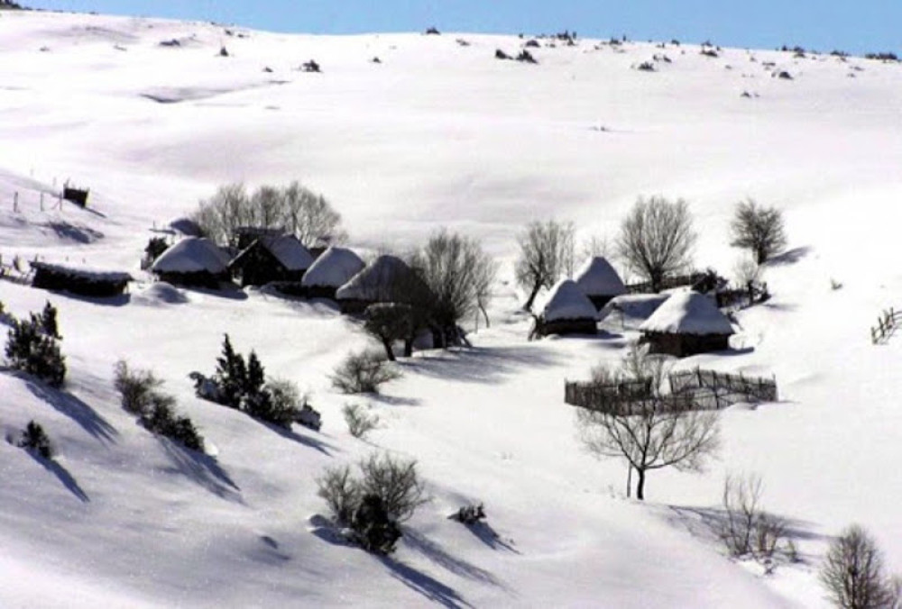 Meštani u selu Gonje zavejani, ne mogu da prenesu preminulog do groblja!